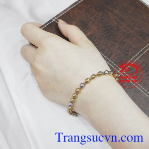 Mặc một bộ đồ xinh xắn đeo trên tay chiếc lắc tay vàng nhỏ xinh sẽ khiến các cô gái trở nên thu hút hơn bao giờ hết.