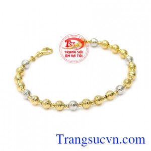 Sản phẩm được nhập khẩu từ Italy và 18k đảm bảo chất lượng mang lại nét trẻ trung cho người đeo.