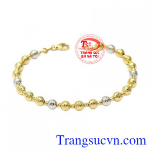 Lắc tay bi nhập khẩu là sản phẩm mẫu mã mới của trang sức Em và Tôi, kiểu dáng hiện đại, mà sắc sáng bóng.