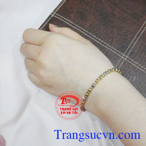 Từ công sở, dạo phố, hay tiệc tùng sản phẩm đều phù hợp để mang theo.