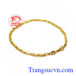 Lắc tay nam lãng tử được chế tác từ vàng tây 10k sáng bóng. 