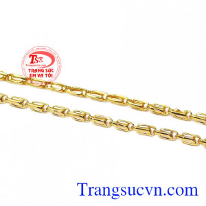 Chiếc lắc tay được thiết kế với kiểu dây lồng tạo cảm giác thoải mái và hợp thời trang. Lắc tay nam lãng tử