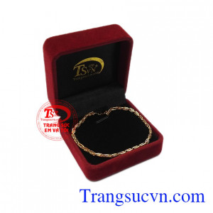 Kiểu dáng nhỏ gọn giúp các bạn nam thỏa sức kết hợp cùng các phụ kiện hay trang phục. Lắc tay nam lãng tử