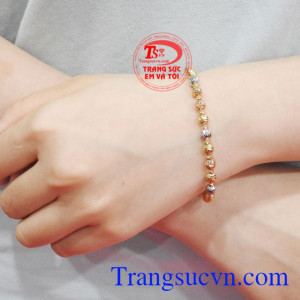 Lắc tay vàng thời thượng là món quà tình cảm để dành tặng cho người bạn yêu thương.