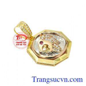 Mặt dây nam hình báo được thiết kế dựa theo cảm hứng từ những chú báo nhanh nhẹn, linh hoạt, thông minh.