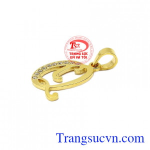 Với mặt dây chữ giúp người dùng có thể làm mặt dây đôi để đeo cùng người thương, bạn bè. Mặt dây chữ Q vàng 10k 