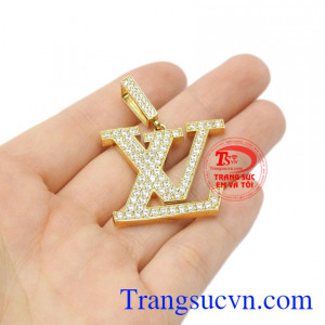 Sản phẩm dễ dàng kết hợp cùng nhiều kiểu trang phục, giúp nam giới tự tin khoe cá tính.