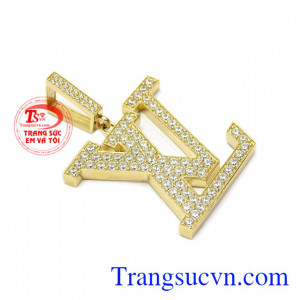 Mặt dây nam kết hợp cùng dây chuyền vàng mang đến vẻ thời trang, đẳng cấp cho phái mạnh.