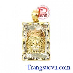 Mặt dây nam vương quyền được chế tác kiểu dáng độc đáo, chạm khắc từng đường nét tinh xảo tạo điểm nổi bật.