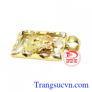 Mặt dây chuyền nam kết hợp cùng dây chuyền vàng mang lại cho người đeo sự trẻ trung, quý tộc.