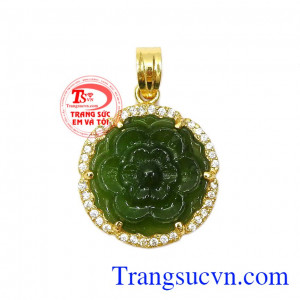 Mặt dây nữ Jadeite hoa mai là sản phẩm được chế tác từ vàng 10k kết hợp với ngọc cẩm thạch Jadeite thiên nhiên,Mặt dây nữ Jadeite hoa mai
