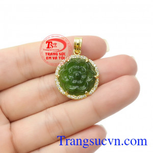 Sản phẩm làm nổi bật lên nét nữ tính, duyên dáng của phái đẹp, dễ dàng kết hợp với nhiều loại dây chuyền khác nhau,Mặt dây nữ Jadeite hoa mai