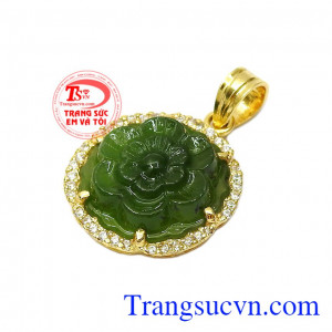 Ngọc cẩm thạch là loại đá quý thiên nhiên từ xa xưa đã được vua chúa quan lại thường xuyên mang bên mình thể hiện sự giàu sang, đem lại may mắn, sức khỏe và xua đuổi tà ma,Mặt dây nữ Jadeite hoa mai