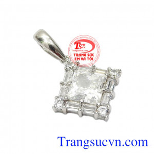 Sản phẩm được nhập khẩu từ Hàn Quốc, chế tác từ vàng tây 10k với công nghệ hiện đại hàng đầu,Mặt dây nữ vàng trắng độc đáo