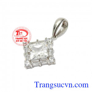 Sự kết hợp giữa vàng trắng và đá Cz sáng lấp lánh mang lại sự nổi bật, quý phái cho chủ nhân,Mặt dây nữ vàng trắng độc đáo