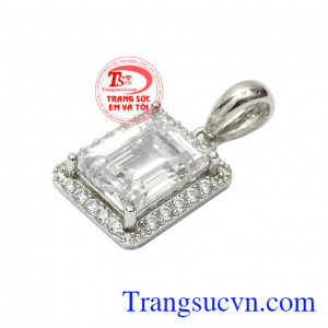 Sản phẩm với đường nét thanh thoát, nhẹ nhàng phù hợp nhiều kiểu dáng dây chuyền,Mặt dây nữ vàng trắng sang trọng