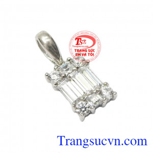 Thiết kế mới lạ, kiểu dáng độc đáo tạo nên điểm nhấn riêng khiến sản phẩm cực kỳ thu hút ánh mắt của người đối diện,Mặt dây nữ vàng trắng thanh lịch