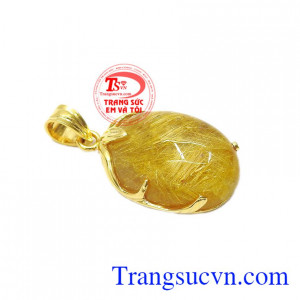 Mặt dây thạch anh tóc ấn tượng được lấy cảm hứng từ viên đá thạch anh tóc vàng thiên nhiên mang vẻ đẹp sang trọng và tinh tế kết hợp cùng vàng tây 14k bền đẹp. 