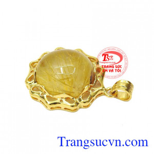 Thạch anh tóc vàng là biểu tượng cho sự thịnh vượng và giàu có. Mặt dây thạch anh tóc rực rỡ