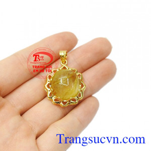 Sản phẩm phù hợp với người mệnh kim và mệnh thổ. Mặt dây thạch anh tóc rực rỡ