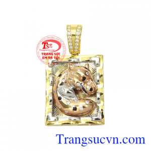 Mặt dây vàng báo mạnh mẽ được chế kiểu dáng mới lạ theo công nghệ cao.