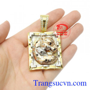 Đeo mặt báo cùng dây chuyền vàng đem lại vẻ sang trọng, nam tính cho phái mạnh.