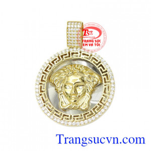 Mặt dây chuyền thời thượng được chế tác công phu, từng viên đá CZ tạo nên một sản phẩm đầy tinh tế.