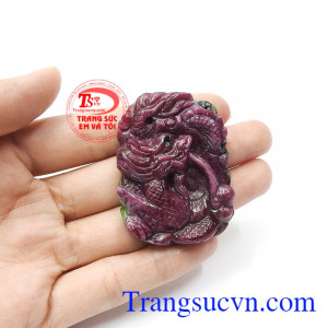 Rồng hay còn gọi là long, con trời, hình ảnh này gắn liền với các vua để chỉ người đứng đầu và là con trời. Mặt rồng ruby thịnh vượng