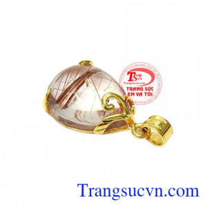 Đối với những người yêu thích trang sức đều biết hình giọt nước hội tụ của tinh hoa, thuần khiết mang vẻ đẹp rất riêng. Mặt thạch anh tóc cao quý