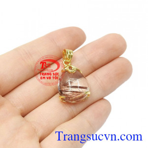 Ngoài ra, theo thuyết phong thủy thì mọi vật bắt đầu từ nước, việc đeo trang sức hoặc vật đá phong thủy hình giọt nước sẽ mang đến cho người đeo sự lạc quan, vui tươi và yêu đời. Mặt thạch anh tóc cao quý