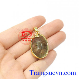 Thạch anh tóc được tích tụ linh khí qua hàng trăm triệu năm giúp xua đuổi tà ma, điều xấu. Mặt thạch anh tóc sang trọng