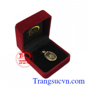 Ngoài ra, việc đeo đá thạch anh tóc thường xuyên còn giúp cải thiện sức khỏe, giúp người dùng có tinh thần khoan khoái, vui vẻ. Mặt thạch anh tóc sang trọng