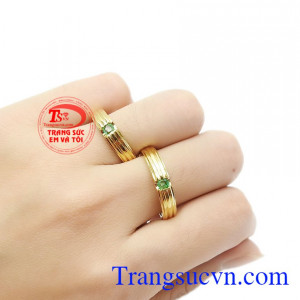 Nhẫn cưới là biểu tượng cho tình yêu, niềm vui, sự giàu có và lòng chung thủy. Nhẫn cưới Emerald vĩnh cửu