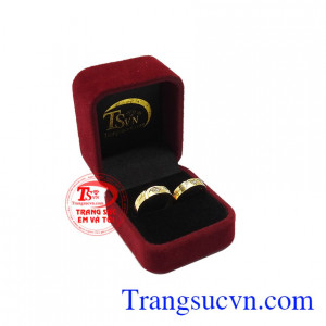 Nhẫn cưới hạnh phúc đong đầy được miễn phí khắc chữ.