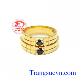 Nhẫn cưới saphir sánh đôi với thiết kế trẻ trung, hợp thời trang giúp cho ngày cưới của hai bạn trở nên càng hoàn hảo hơn. 