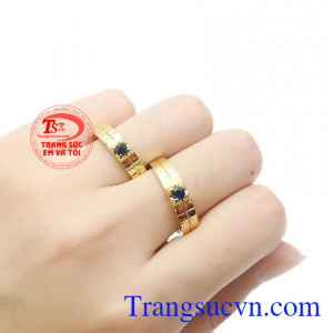 Saphir là viên đá biểu tượng cho tình yêu, hôn nhân bền vững. Nhẫn cưới saphir sánh đôi