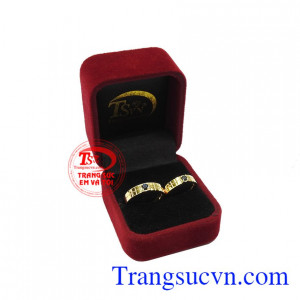 Không chỉ có vậy, saphir trong phong thủy còn mang đến thành công và may mắn. Nhẫn cưới saphir sánh đôi