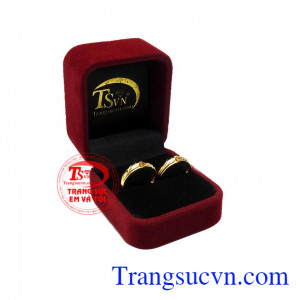 Thiết kế sáng tạo cùng sự kết hợp đá saphir vàng, biểu tượng cho sự thịnh vượng, tình yêu vĩnh cửu sẽ giúp ngày cưới của bạn trở nên hoàn hảo. Nhẫn cưới saphir thủy chung