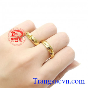 Chiếc nhẫn cưới trên tay giúp nhắc nhở ta luôn có trách nhiệm với tổ ấm của mình dầu trong thuận cảnh hay nghịch cảnh. Nhẫn cưới saphir thủy chung