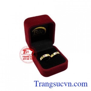 Cặp nhẫn cưới phù hợp cho những đôi vợ chồng mang mệnh Hỏa và Thổ. Nhẫn cưới Sapphire hồng mặn nồng