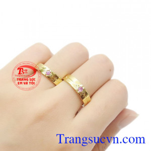 Nhẫn cưới Sapphire hạnh phúc lứa đôi là biểu tượng cho tình yêu, sự giàu có và lòng chung thủy của các cặp đôi. Nhẫn cưới Sapphire hồng mặn nồng