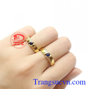 Sapphire là đá của tình yêu, lòng chung thủy và sự cam kết, thường được sử dụng trong nhẫn đính hôn. Nhẫn cưới Sapphire tinh tế