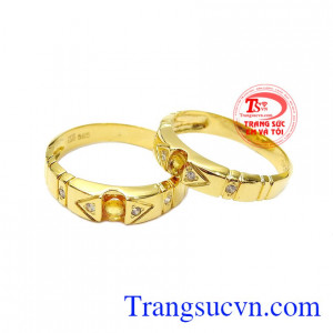 Nhẫn cưới Sapphire vàng bền chặt là sự kết hợp hoàn hảo giữa vàng 14k và viên Sapphire vàng thiên nhiên.