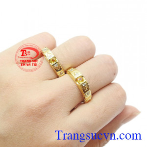 Sản phẩm thiết kế mẫu mã mới lạ với điểm nhấn chính là viên Sapphire vàng đính chính giữa tạo vẻ đẹp thời thượng, sang trọng. Nhẫn cưới Sapphire vàng bền chặt