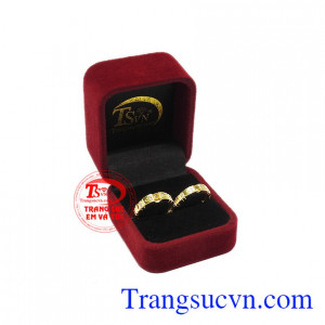 Cặp nhẫn cưới sẽ là minh chứng cho tinh yêu, nó cũng thể hiện nghĩa vụ và trách nhiệm gia đình. Nhẫn cưới Sapphire vàng bền chặt