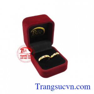 Hôn nhân là chính là đích đến của hai trái tim yêu thương. Nhẫn cưới Sapphire vàng viên mãn