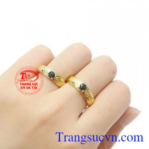 Đôi nhẫn cưới Sapphire sẽ mang lại cho người đeo nhiều may mắn và dồi dào sức khỏe. Nhẫn cưới Sapphire yêu thương