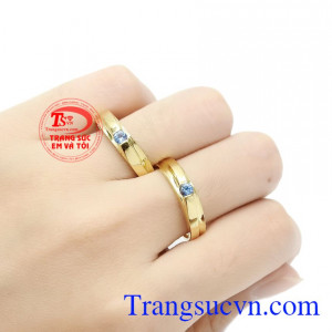 Đá Topaz là viên đá của ngày kỉ niệm 4 năm và 23 năm. Nhẫn cưới Topaz bền chặt