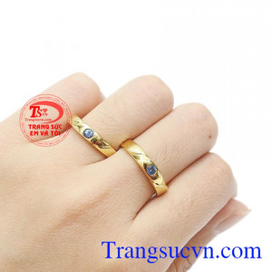 Kiểu dáng tuy không quá cầu kỳ nhưng vẫn khiến người đeo vô cùng nổi bật và hợp xu hướng. Nhẫn cưới Topaz thời trang