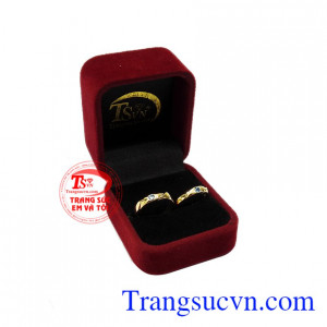 Điểm nhấn của chiếc nhẫn là viên đá Topaz thiên nhiên sáng chói. Nhẫn cưới Topaz thời trang